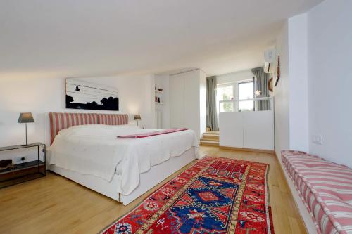 Säng eller sängar i ett rum på Beautiful Loft in Ponte Milvio with terrace