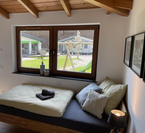 Zimmer mit einer Bank und einem Fenster in der Unterkunft Rönkhausen Appartements in Finnentrop