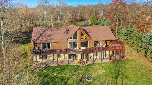 an overhead view of a large wooden house on a hill at Happyplace Hideaway in McHenry