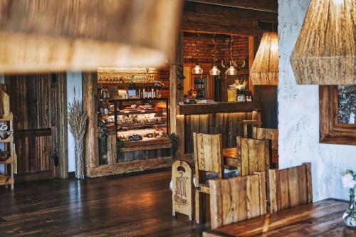 Cette chambre dispose d'un bar avec des murs en bois. dans l'établissement Karczma Viking, à Stara Kiszewa