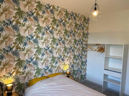 帕萊勒蒙尼亞勒的住宿－Sleep In Paray，一间卧室设有一面墙,墙上贴有热带壁纸