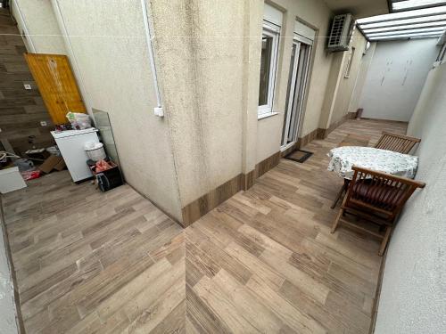 een hal met een tafel en stoelen in een gebouw bij Selena apartment in Podgorica