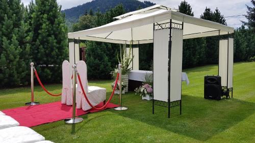 a gazebo with a table and a red carpet at Hotel Zimnik Luksus Natury Spa & Wellness in Szczyrk