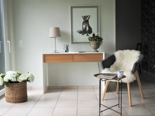 a living room with a chair and a table at Schickes Wohnstudio mit Garten am Aasee in Ibbenbüren