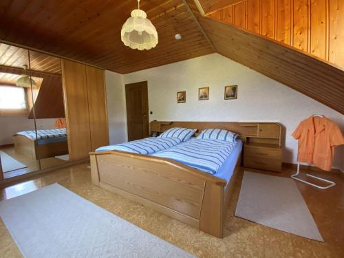 - une chambre avec un grand lit et une couette bleue dans l'établissement Ferienwohnung-Kylltal-Blick, à Gönnersdorf