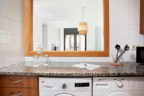 Il comprend une cuisine équipée d'un lave-vaisselle et d'un miroir. dans l'établissement Flateli Hortes, à Gérone