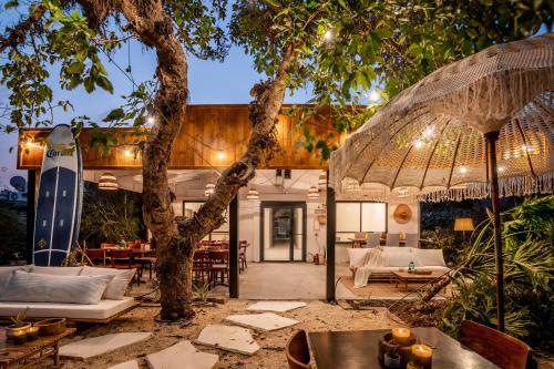 una casa con una tavola da surf nel cortile di Dolphin Village - Sea Resort By Ran Hotels a Shavei Zion