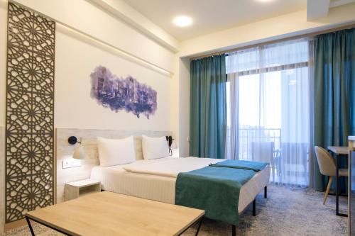 een hotelkamer met een bed en een raam bij Rooftop Apart-Hotel in Jerevan