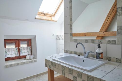 uma casa de banho com um lavatório e uma janela em Dom Geologa em Marianówka