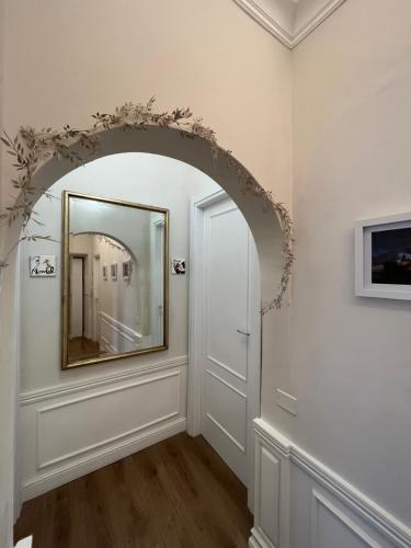 an archway in a hallway with a mirror at Affittacamere Perla del Prione in La Spezia