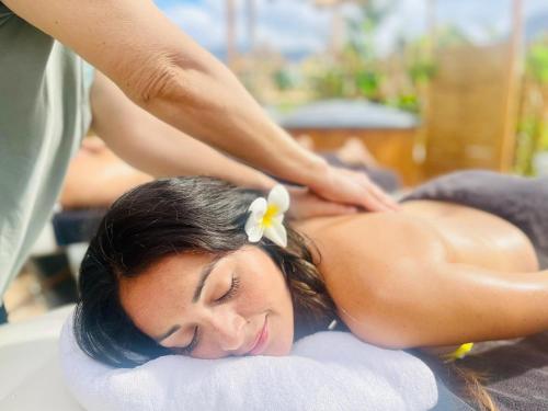 a woman getting a massage from a therapist at Nashira HOT TUB PISCINA SAUNA Y JARDIN in Buzanada