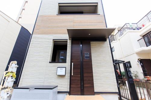 名古屋市にある森の物語の通りの木の扉のある家