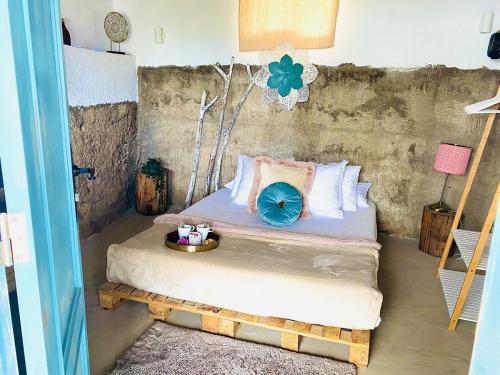 Un dormitorio con una cama con una mesa. en Macaronesia Love Spa, sauna y piscina, en Buzanada