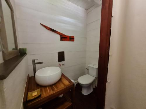 małą łazienkę z toaletą i umywalką w obiekcie Les lofts Edouard w mieście Terre-de-Haut