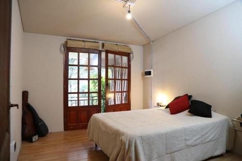 1 dormitorio con 1 cama con 2 almohadas en Florinda en San Salvador de Jujuy