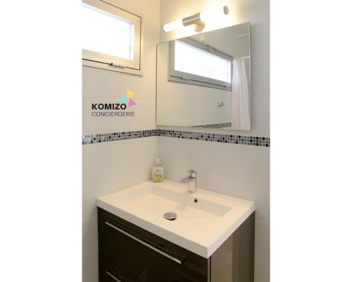 a bathroom with a sink and a mirror at Le Caméléon - Détente en bord de mer in Leucate