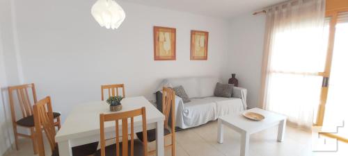 een woonkamer met een bank en een tafel bij Apartamento Ambar Beach 18D - Grupo Turis in Calpe