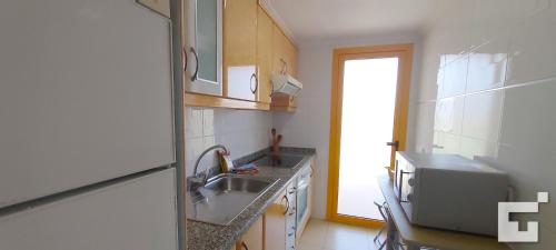 cocina con fregadero y encimera en Apartamento Ambar Beach 18D - Grupo Turis, en Calpe