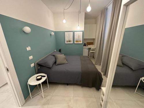 um quarto com uma cama e uma mesa em DI PASSAGGIO em Bari
