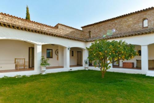 un pommier dans la cour d'une maison dans l'établissement La Villa Deluxe une propriété d'Exception sur les hauteurs d'Ajaccio, à Ajaccio