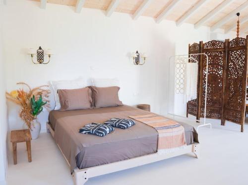 a bed in a white room with a bed sidx sidx sidx at Penelope - Sea View House in Evretí