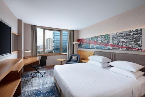 伊斯坦堡的住宿－萊文特德德曼酒店，酒店客房设有一张床、一张书桌和一台电视机。
