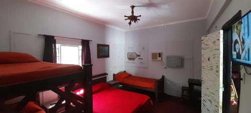 1 dormitorio con 2 literas y ventana en Pequeña Estación B&B en Mendoza