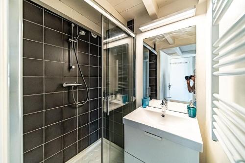 une personne prenant une photo d'une salle de bains avec douche dans l'établissement Superb 1 bedroom apartment - Croix Rousse district, à Lyon