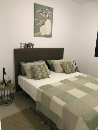 1 dormitorio con 1 cama con manta a cuadros en Villa Birdie Finestrat, en Finestrat