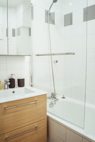 une salle de bain avec une douche, un lavabo et une baignoire dans l'établissement Newly Remodeled 2Bed APT with Elevator - Mobility Lease for Students and Work ONLY- Minimum 30 night stays, à Paris