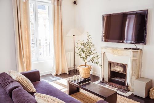 Newly Remodeled 2Bed APT with Elevator - Mobility Lease for Students and Work ONLY- Minimum 30 night stays