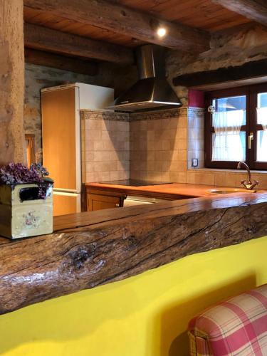 cocina con encimera de madera en una habitación en CASA RURAL LA TI ISABEL, en Folgoso de la Carballeda