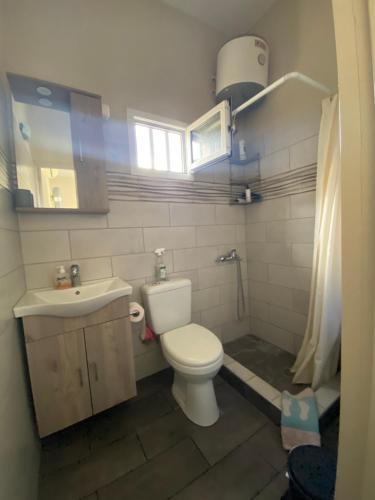 uma pequena casa de banho com WC e lavatório em Casa Helen em Limín Iérakos