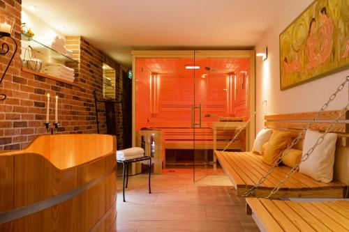 ein Wohnzimmer mit einer Bank und einer Badewanne in der Unterkunft Landgasthof Mücke in Marsberg