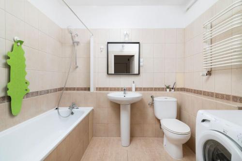 une salle de bain avec un lavabo et des toilettes et un lavabo dans l'établissement Easy Rent Apartments - Family, Centrum, Free parking, 24h Check-in, à Lublin