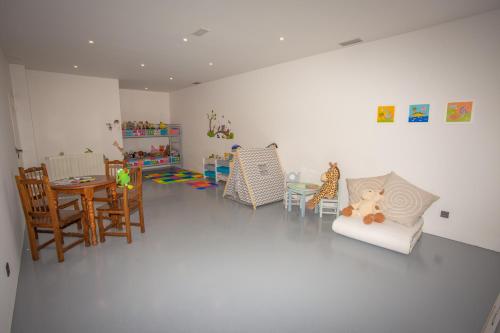 ein Wohnzimmer mit Stühlen, einem Tisch und einem Esszimmer in der Unterkunft Agroturismo BASITEGI in Urnieta