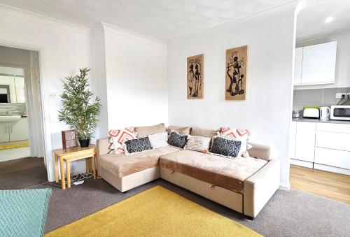 Kuchyň nebo kuchyňský kout v ubytování 2 bed apt w/ private parking close to town centre