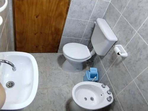 Łazienka z białą toaletą i umywalką w obiekcie Departamento El Renuevo w mieście Vista Flores