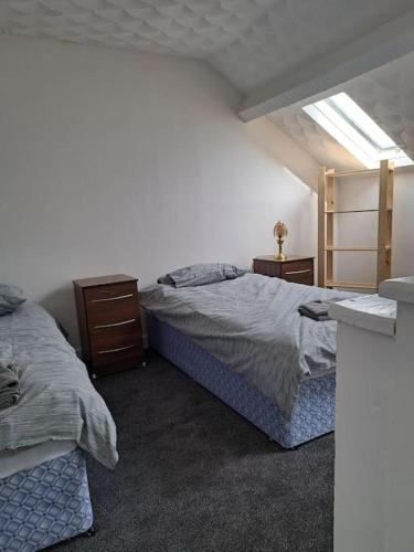 - une chambre avec 2 lits jumeaux et une fenêtre dans l'établissement 1 Bed Apart, à Dowlais