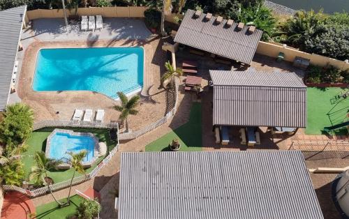 an overhead view of a swimming pool next to a house at Santana Holiday Resort in Margate