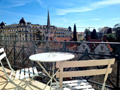 d'une table et de chaises sur un balcon avec vue sur la ville. dans l'établissement Hotel Carlton Nice, à Nice