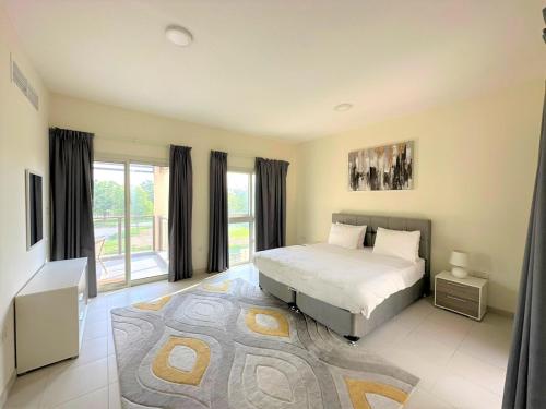 una camera con un letto e una grande finestra di Luxurious 3B Villa with Balcony in Ras Al Khaimah a Ras al Khaimah