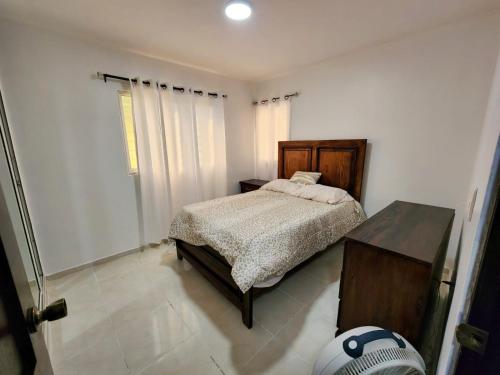 Un dormitorio con una cama y una mesa. en ESPACIO TRANQUILO en Cabayona