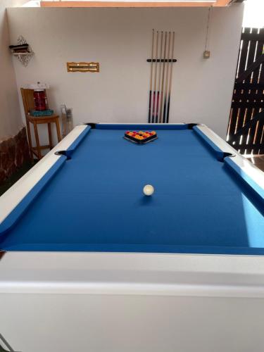 - un billard bleu avec un ballon dans l'établissement Casa Piedra, Luxury Family Front Line Golf, Hot Tub,Pool Table, 8 pers, Caleta de Fuste, à Caleta de Fuste