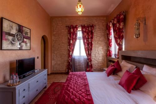 Ένα ή περισσότερα κρεβάτια σε δωμάτιο στο Charmante Villa Riad Dharma