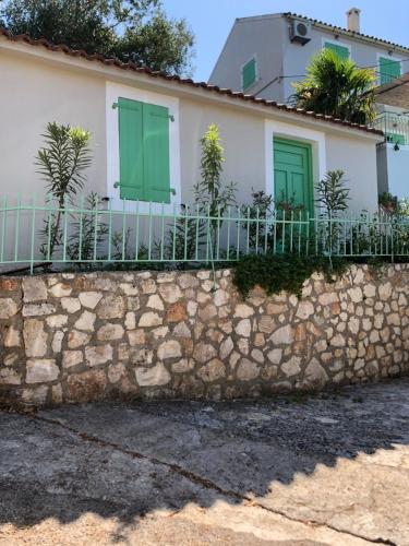 Το κτήριο όπου στεγάζεται  το διαμέρισμα