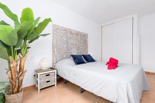 Postel nebo postele na pokoji v ubytování Home2Book Aloha Palm
