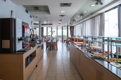 Comida en o cerca de este hotel