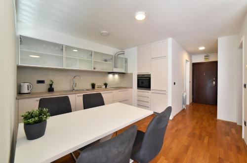 Lavir - Spacious 2BR Apartment with Parking