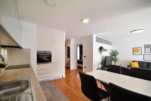 Lavir - Spacious 2BR Apartment with Parking